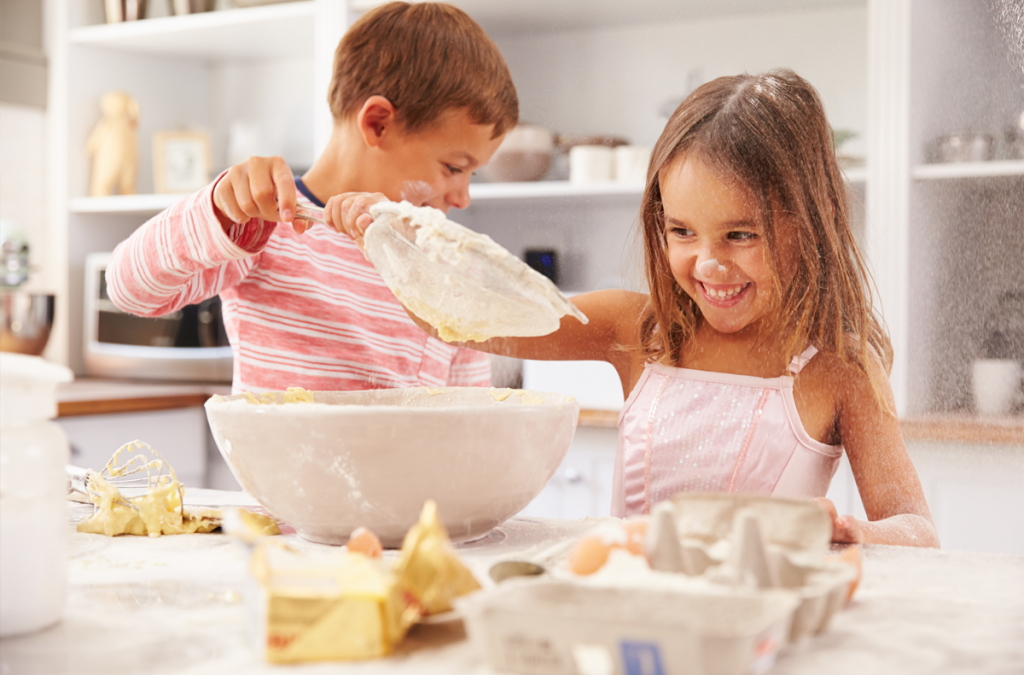 children baking